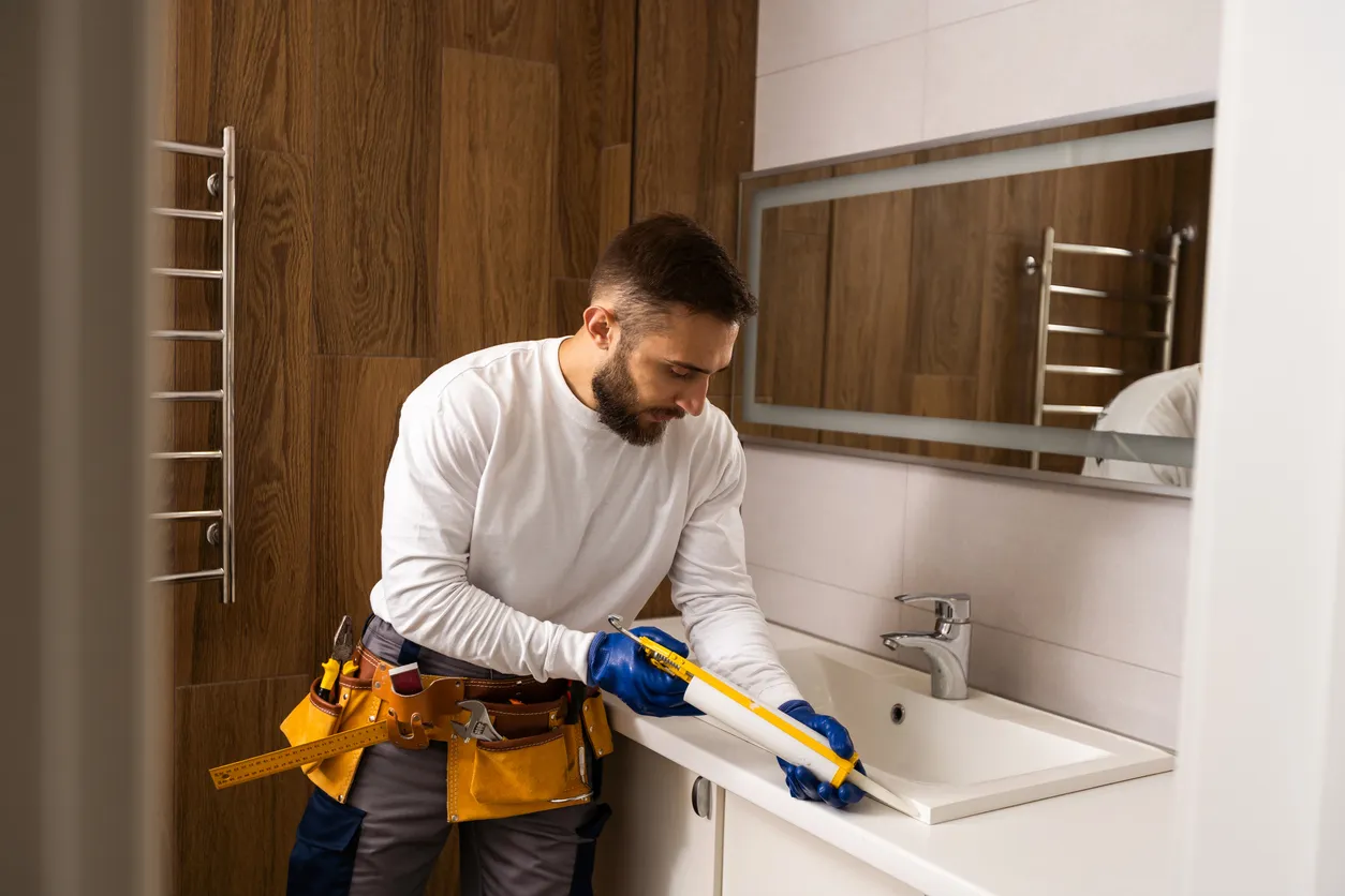 Plomero instalando un gabinete de baño
