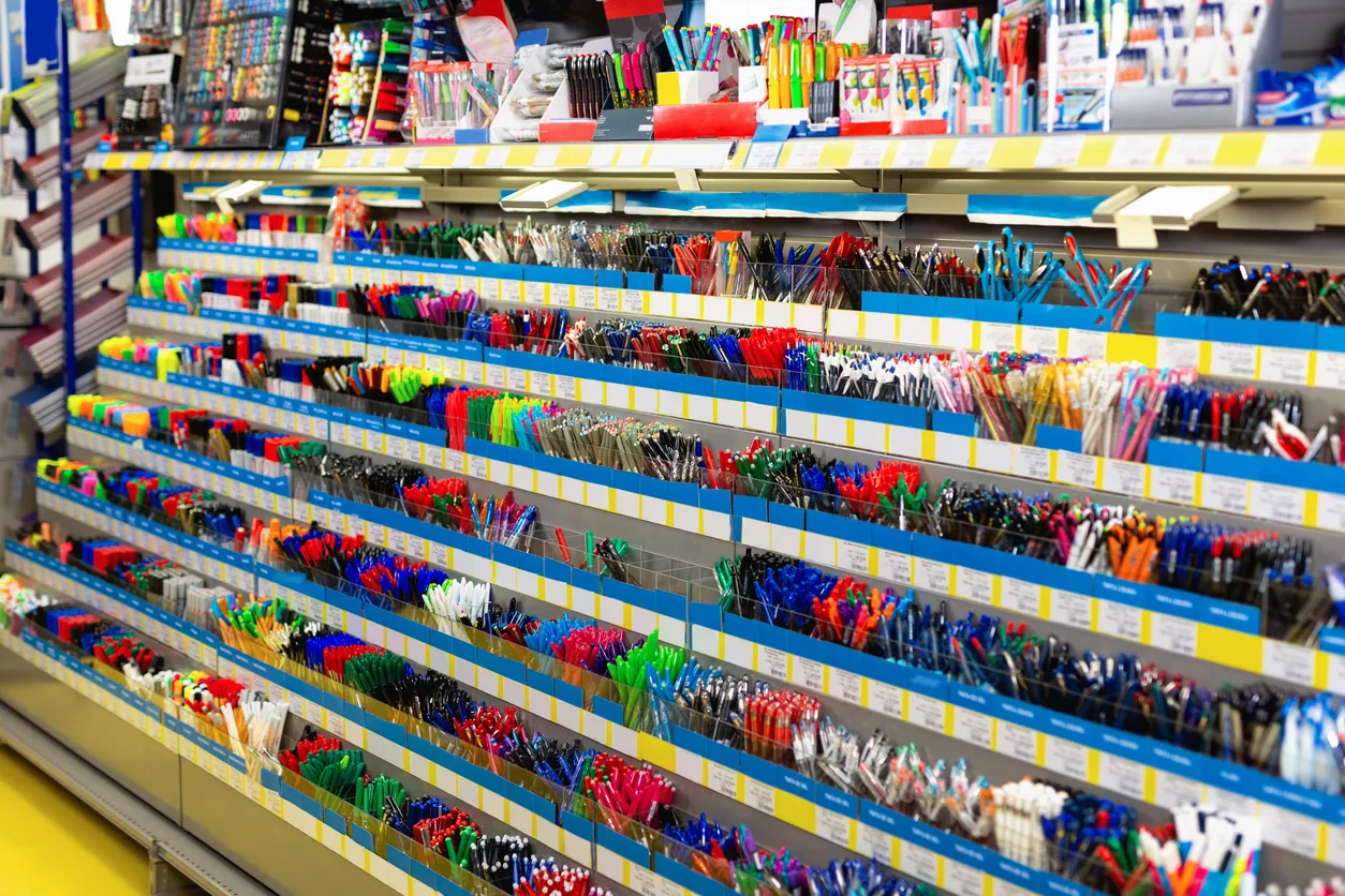 Exhibir con una gran cantidad de opciones en plumas, bolígrafos.