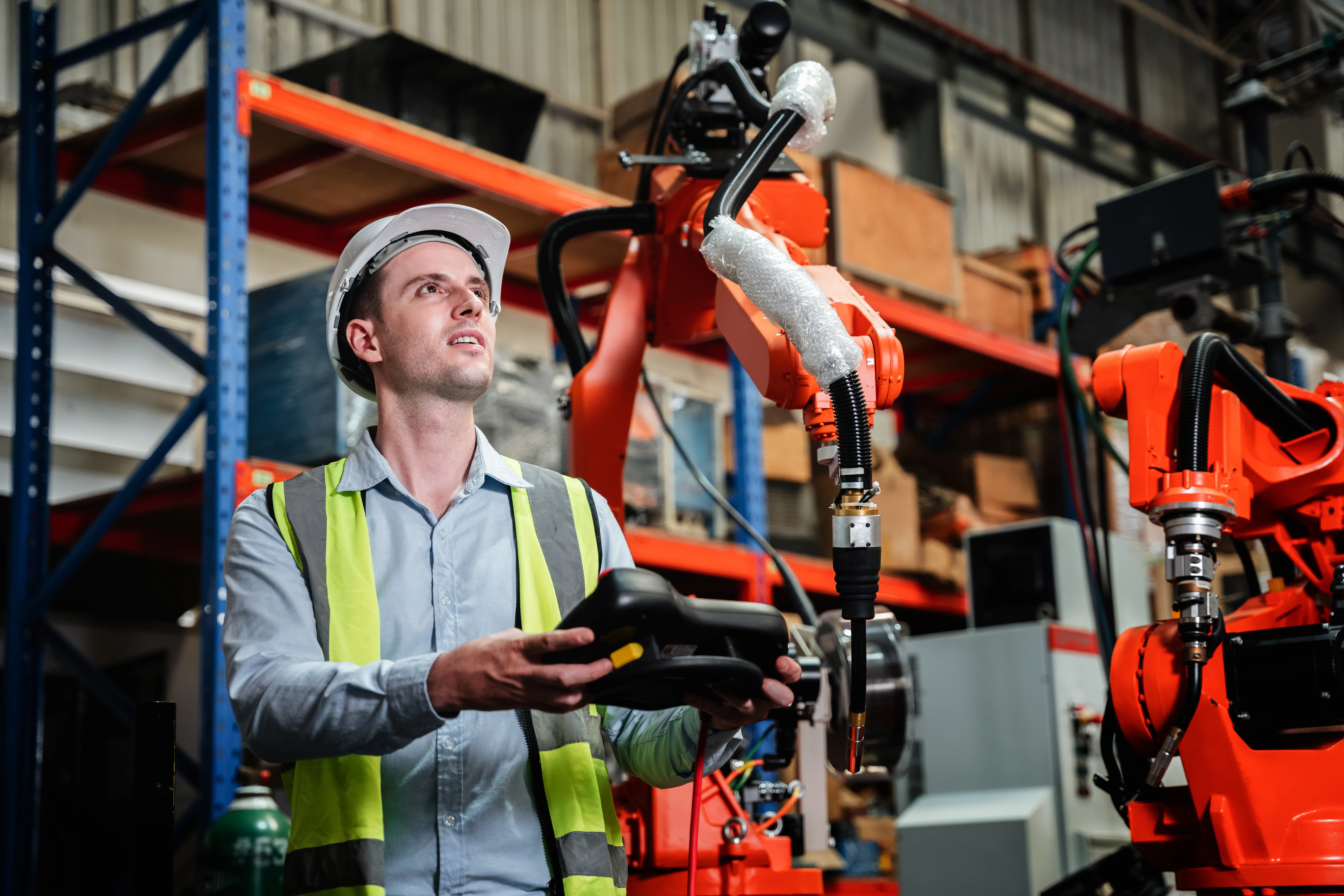 Los ingenieros industriales son los encargados de controlar los brazos automatizados de las máquinas de soldadura robóticas