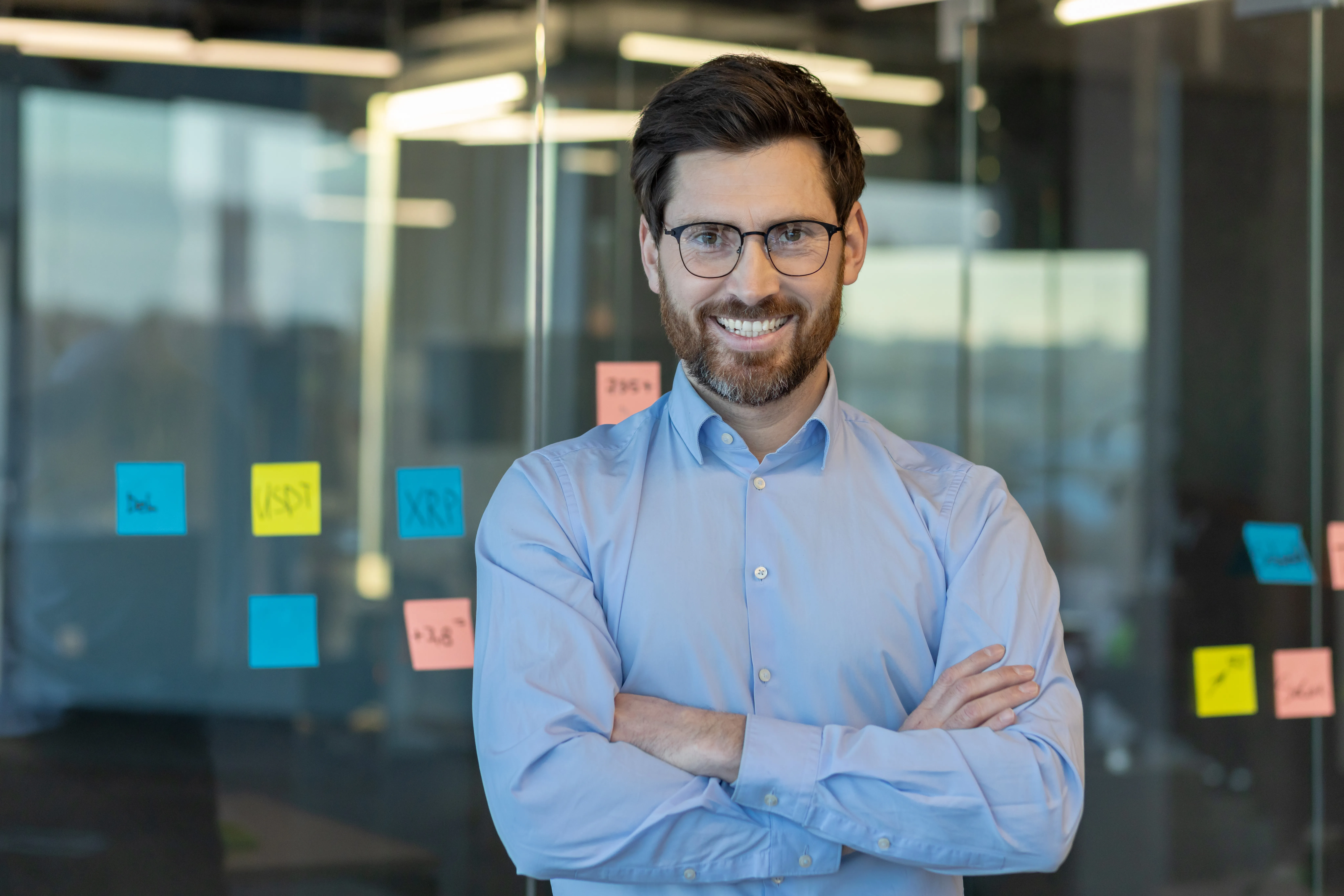 Hombre joven con camisa azul moderna.
