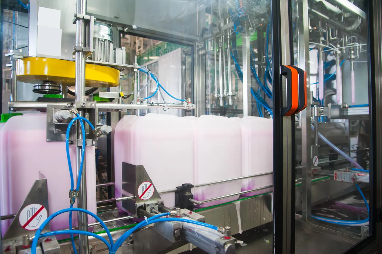 Línea de llenado de botellas de plástico, en industria de detergentes y desengrasantes industriales