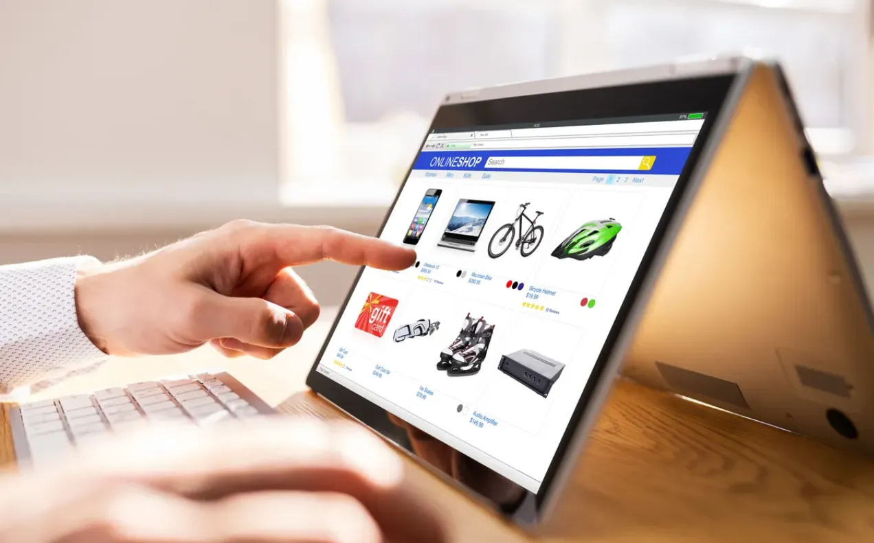 Manos de persona sobre tablet con la pantalla de ecommerce