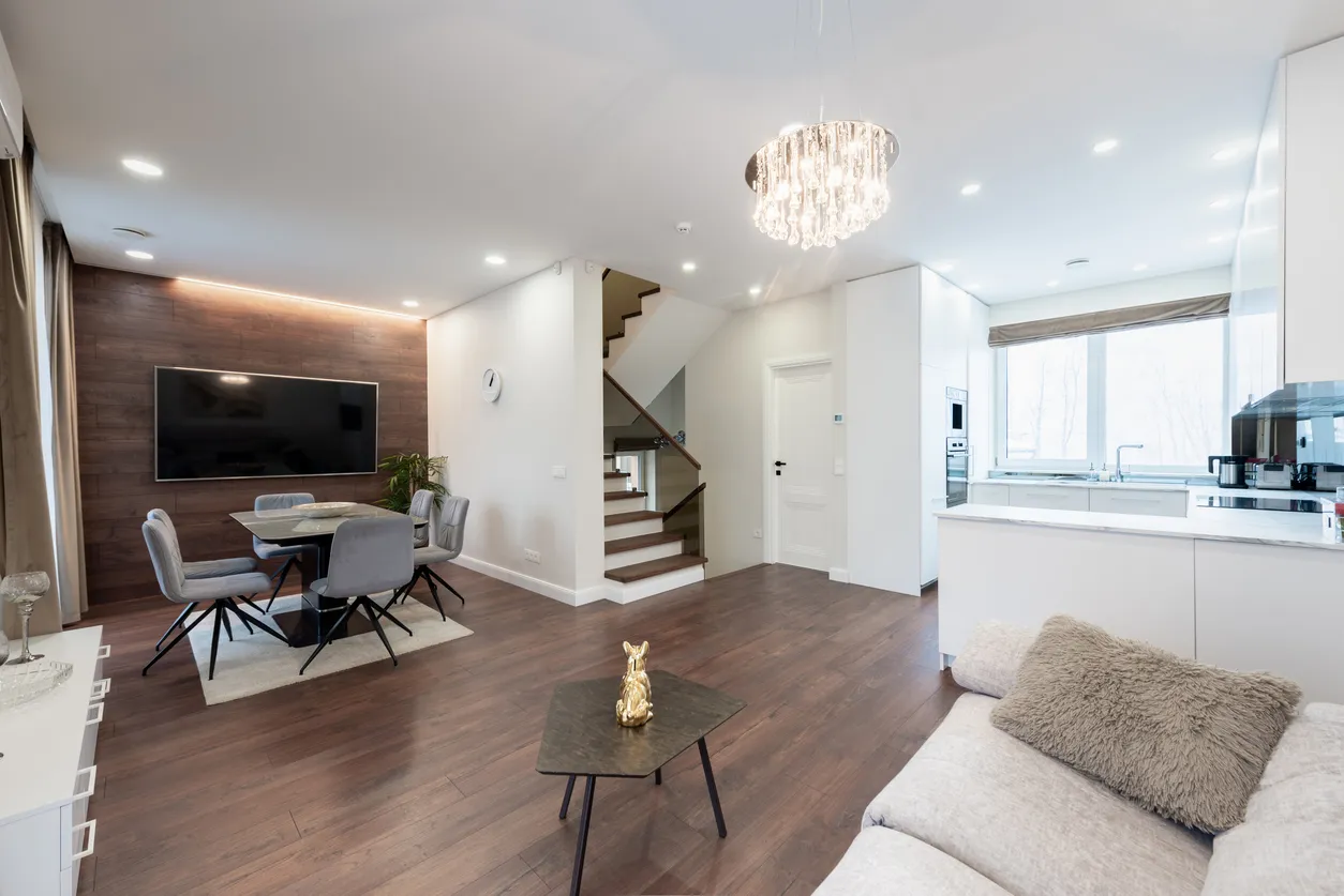 Cocina moderna de lujo con iluminación LED blanca.