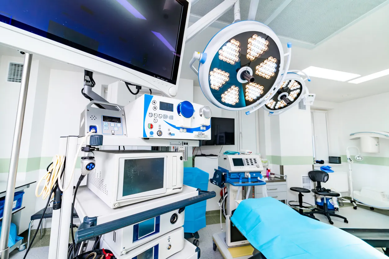 Sala de urgencias moderna de hospital. En México debe cumplir con la norma NOM-016-SSA3-2012 y NOM-197-SSA1-2000