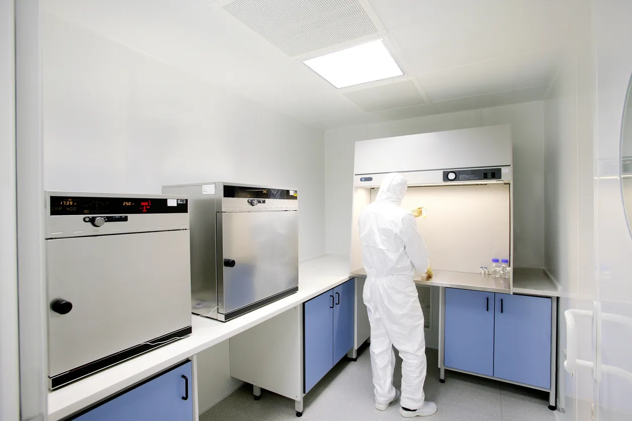 Profesional analizando e investigando en cuarto limpio