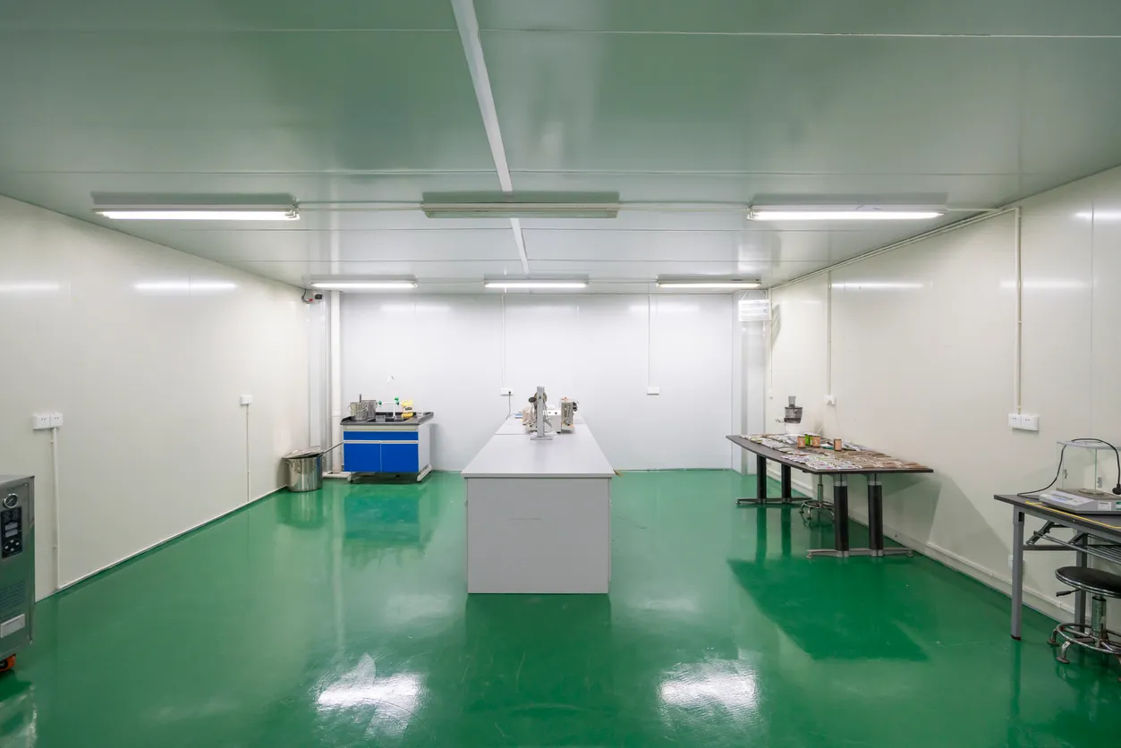 Laboratorio de Química del Centro de Investigación y Desarrollo en cuarto limpio