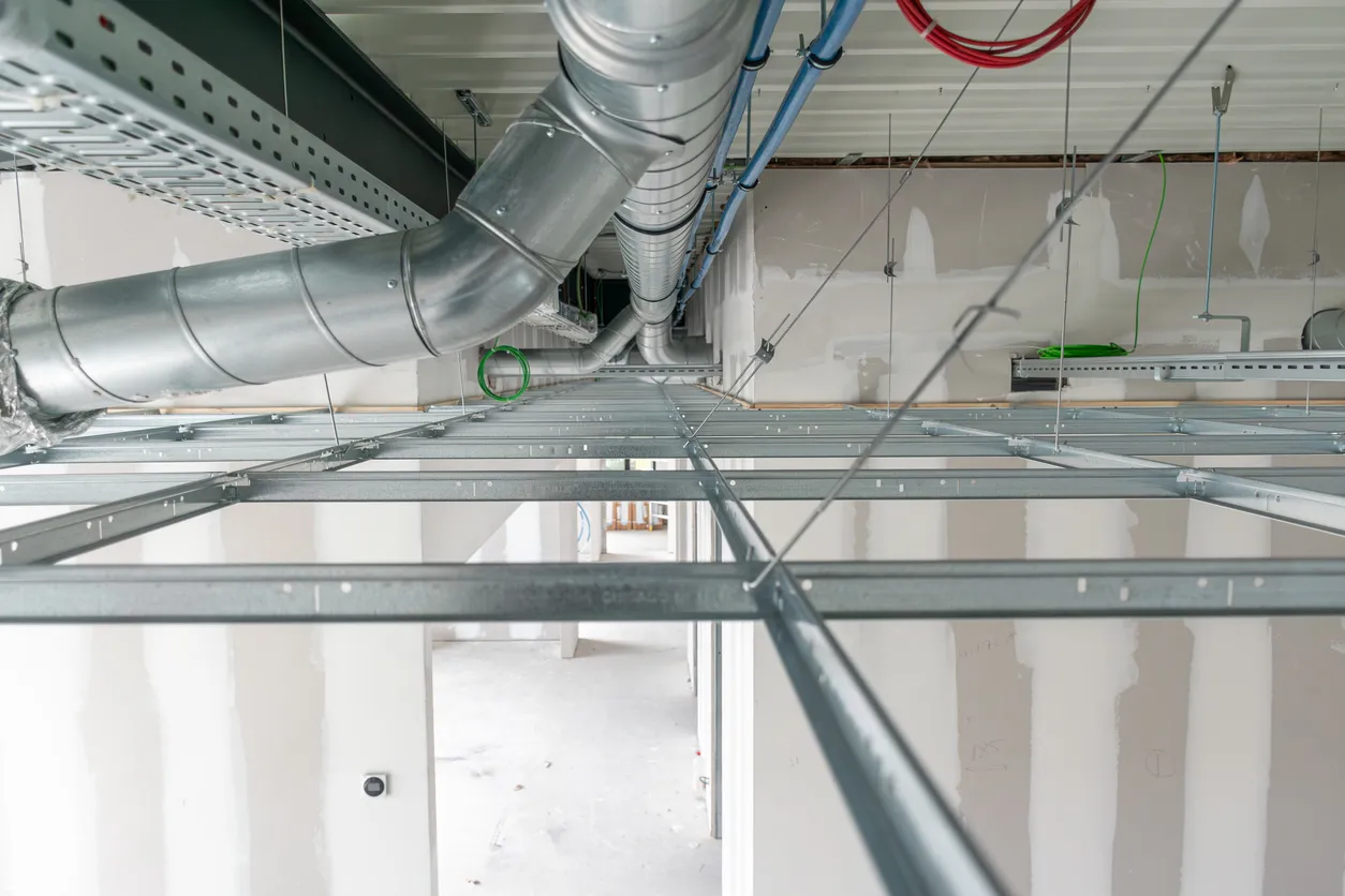 Vista inferior del sistema de ventilación del techo, estructura del techo con cableado eléctrico y tuberías de ventilación