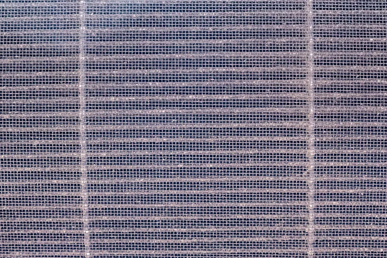 Primer plano de la superficie de un filtro de aire limpio y fresco. Símbolo de higiene, vida sana y purificación del aire.