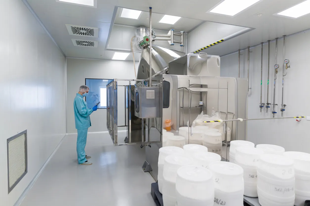 Persona en empresa química en donde se utilizan filtros bolsa, protegen los filtros terminales de alta eficiencia-