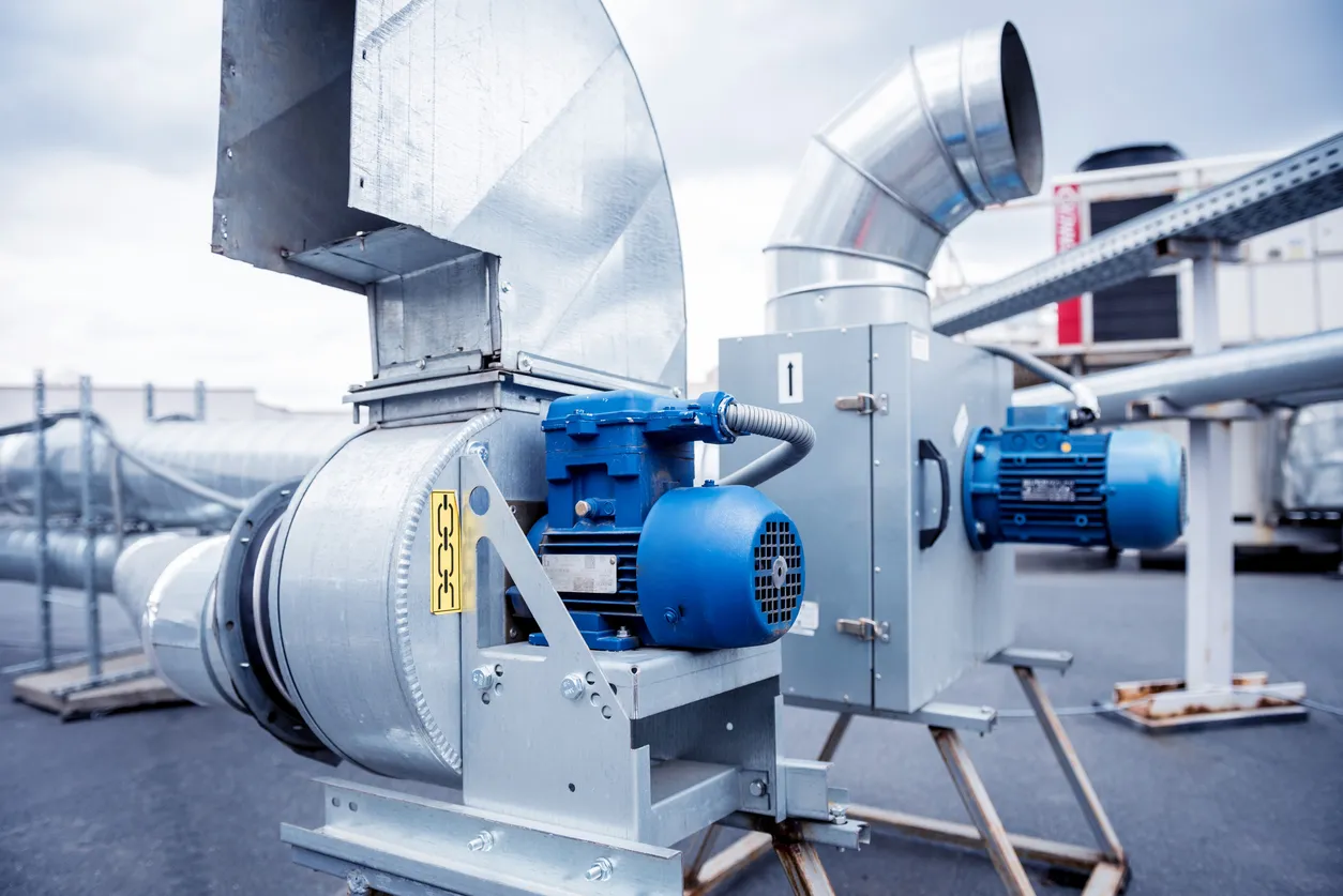 Aires acondicionados en la azotea de un edificio industrial. HVAC