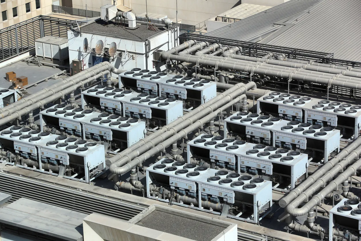 Sistemas HVAC en azotea - aire acondicionado industrial en una gran sala de exposiciones.