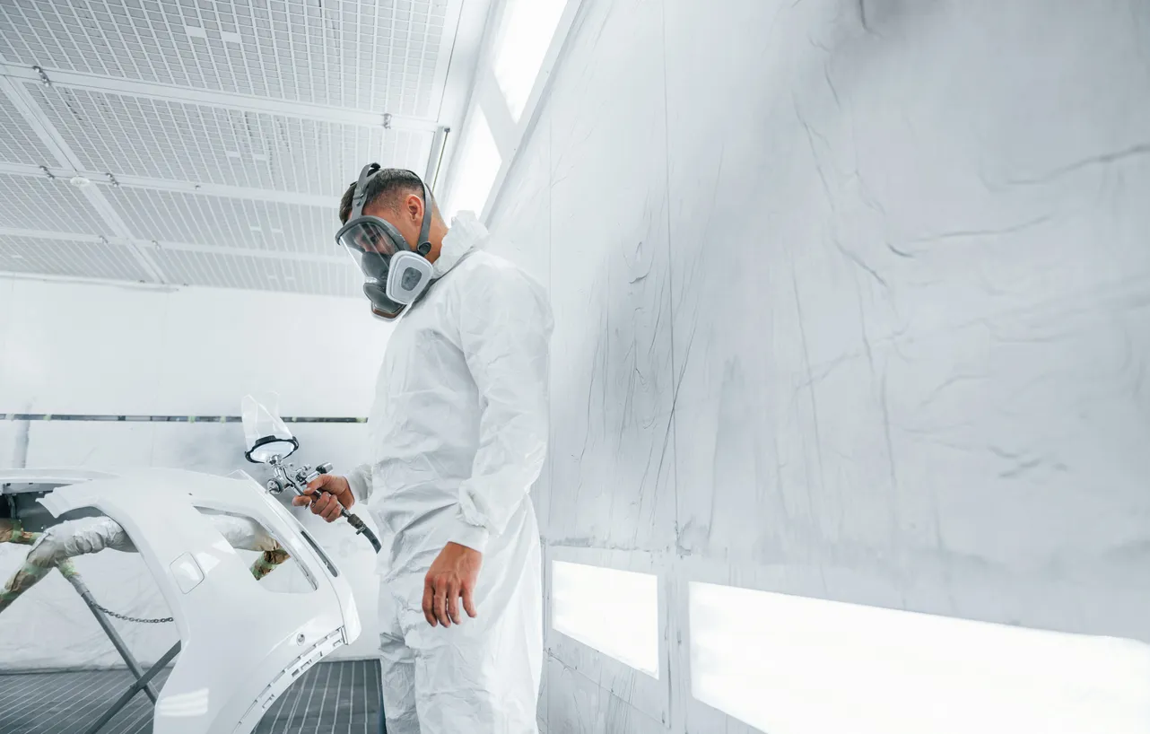 En una cabina de pintura los filtros tienen diversos objetivos: Retener polvo grueso, captura sobrepulverización, reducir COV