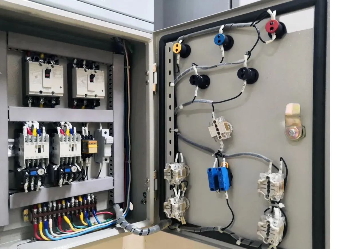 Panel eléctrico en una línea de montaje.