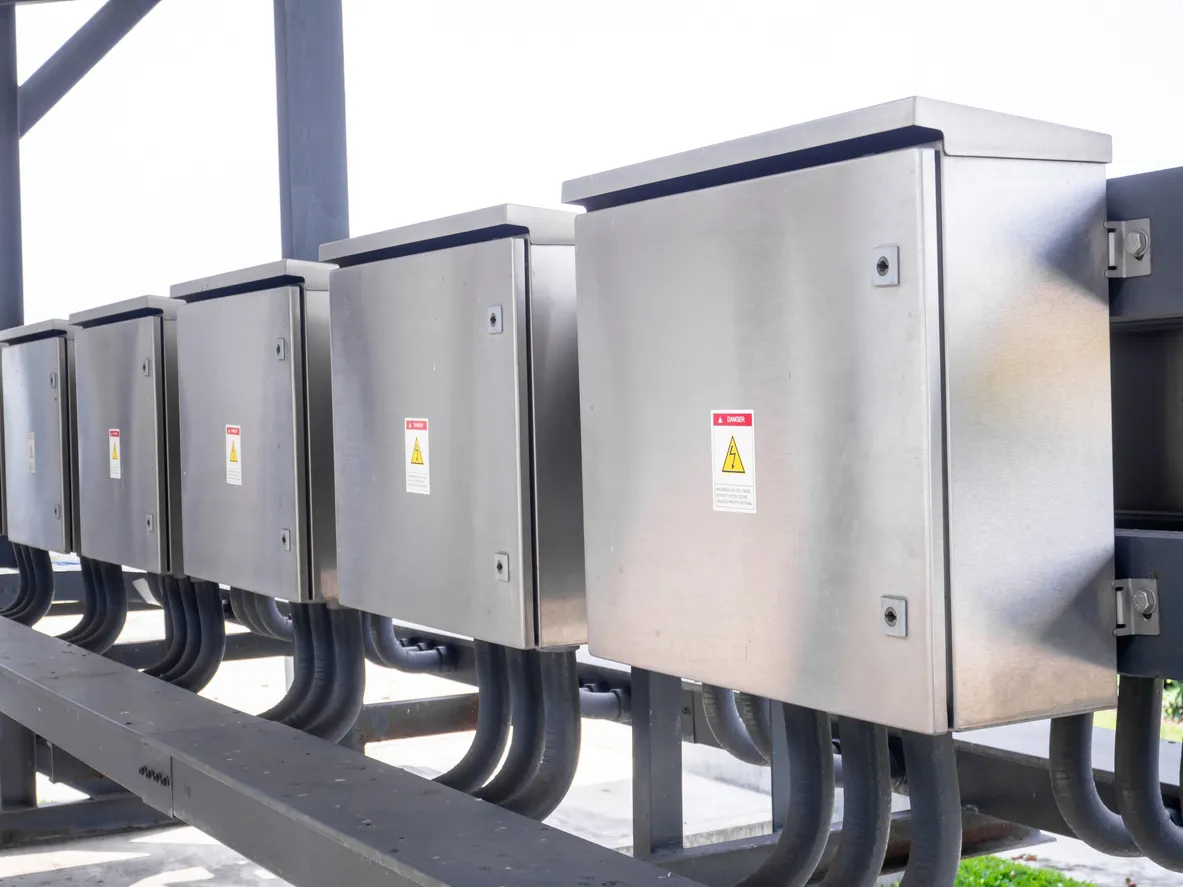 Caja de control eléctrico exterior. Caja de control de circuitos. Caja de control eléctrico con pulsadores e interruptores