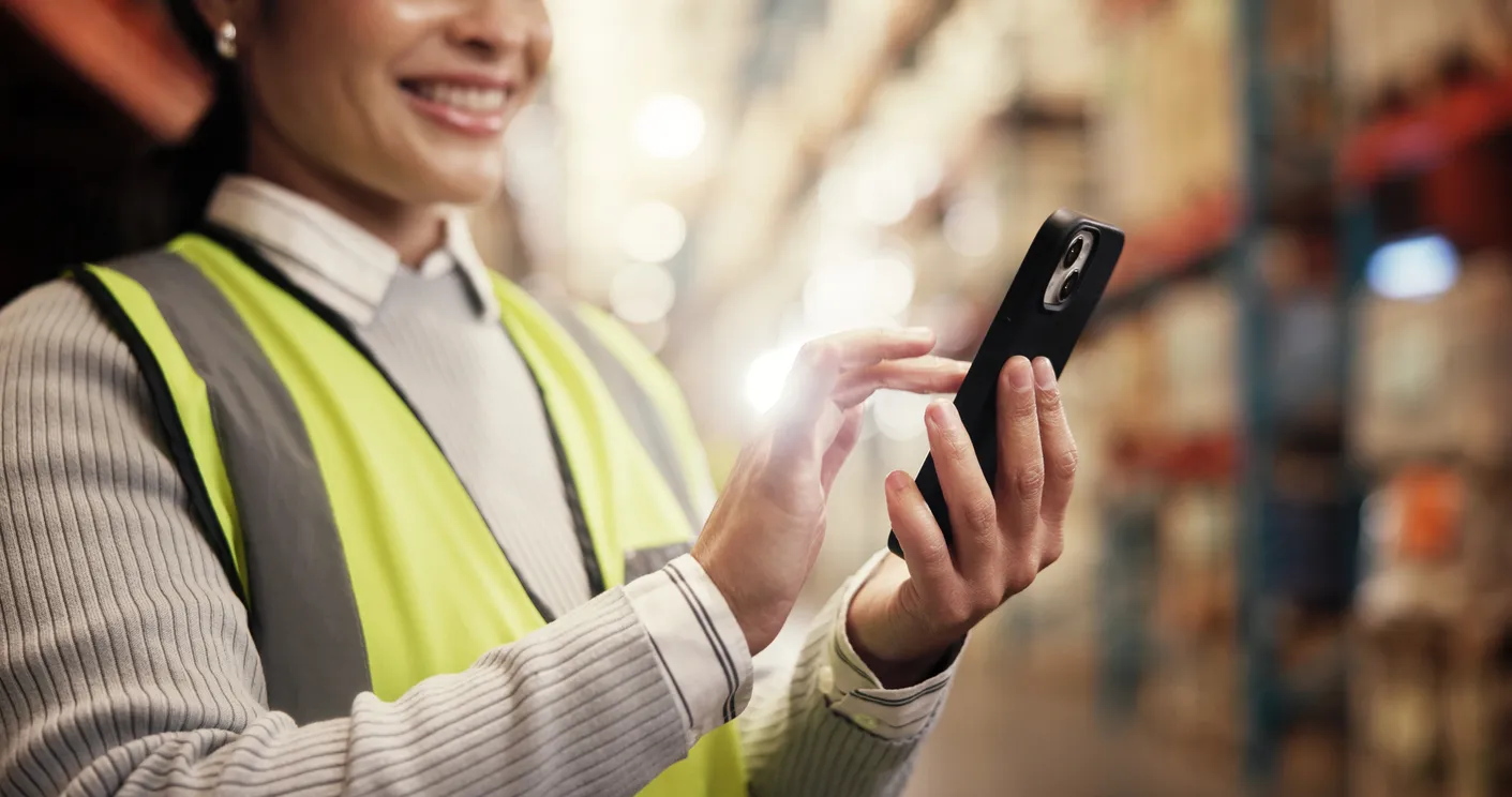 Manos, teléfono y mensajes de texto en el almacén, logística y actualización del cronograma de envío para la entrega