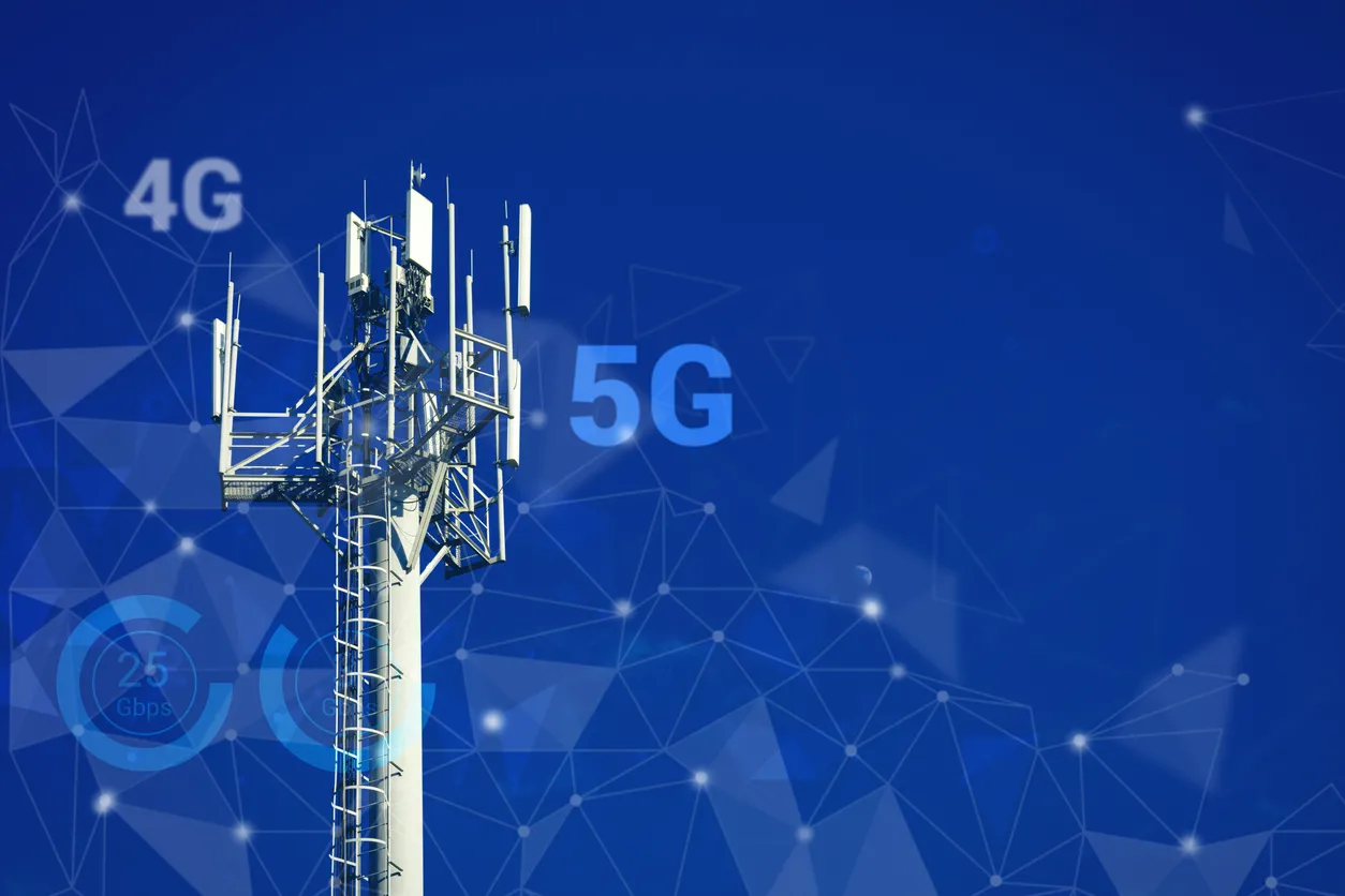 Concepto de sistemas inalámbricos de red 5G. Torre de telecomunicaciones con transmisores 4G y 5G