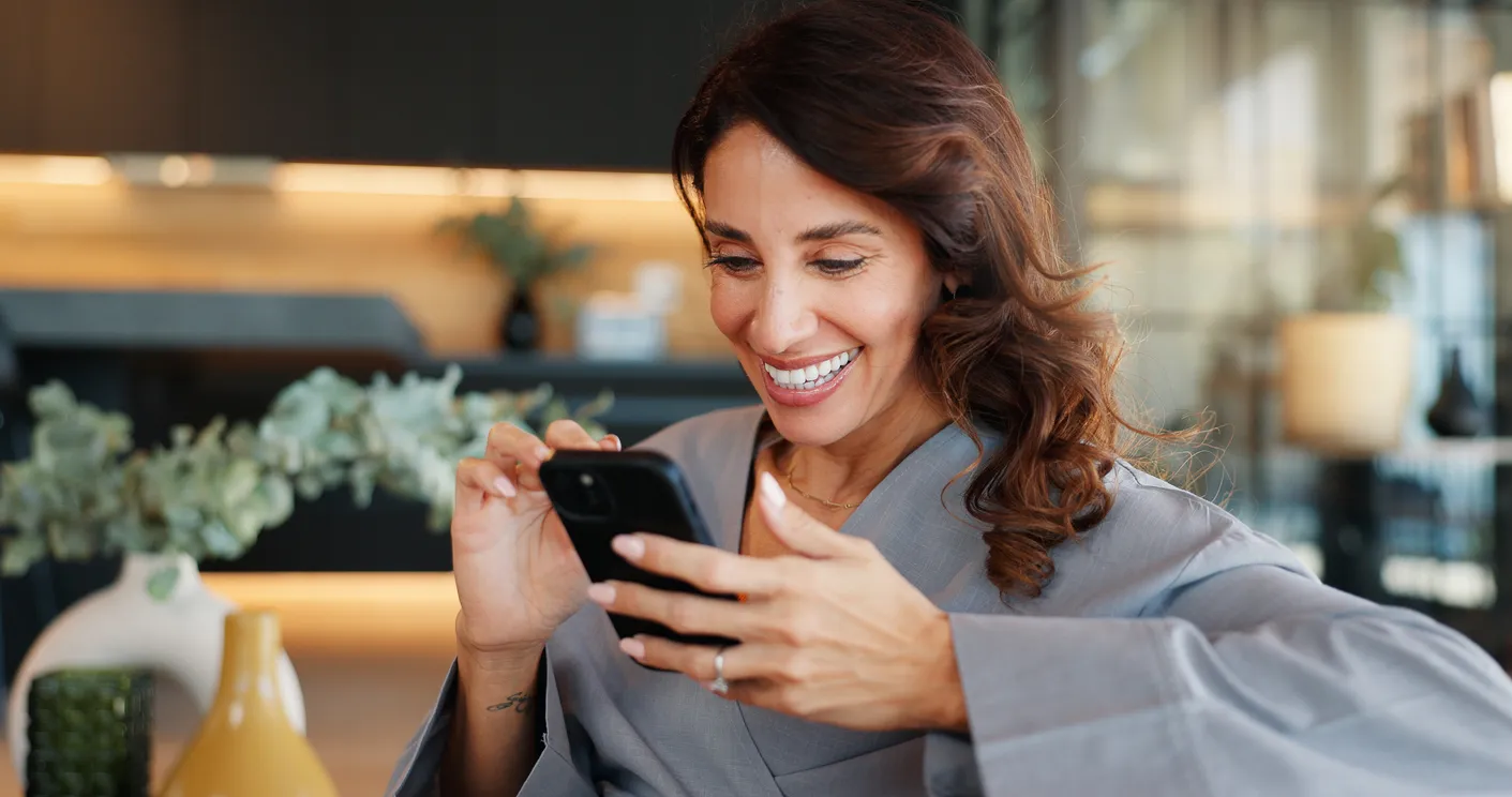 Hogar, relax y mujer con sonrisa, móvil e internet con mensaje para contactar,