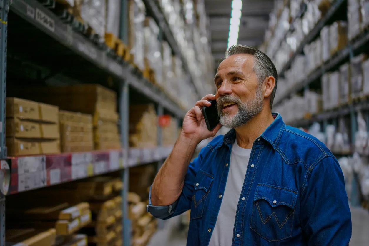 Cliente está comprando en la tienda y hablando al celular
