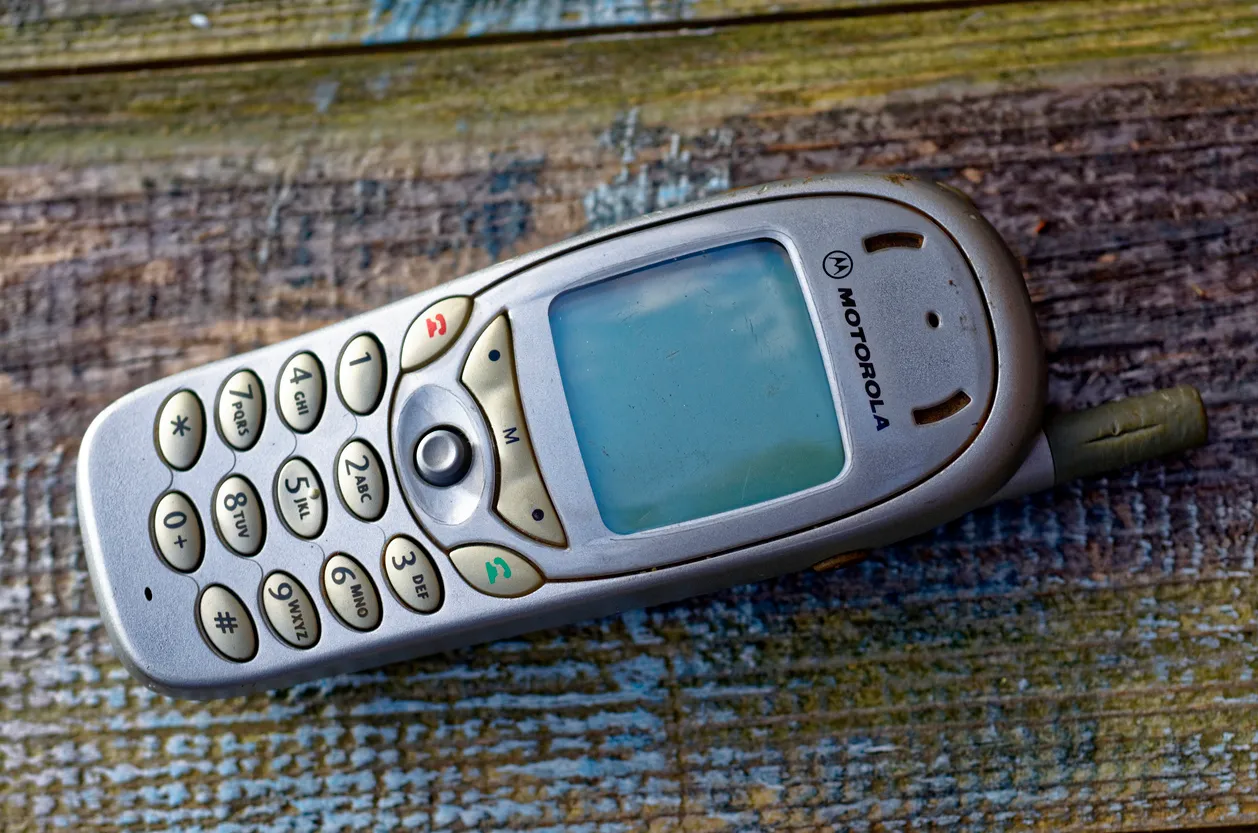 Londres, Inglaterra - 22 de marzo de 2016: Teléfono móvil Motorola T280, presentado por primera vez en 2001