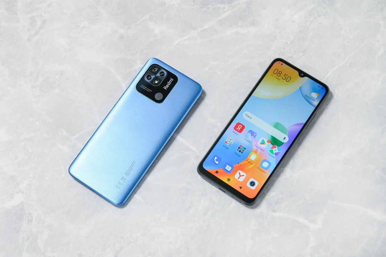 Teléfono inteligente Xiaomi Redmi 10 C sobre un fondo de mármol blanco.