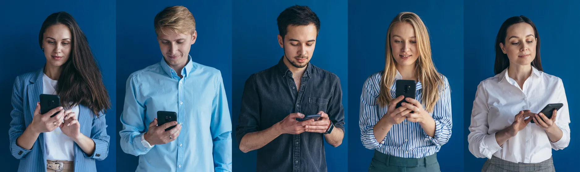 La gente usa teléfonos inteligentes. Hombres y mujeres con teléfonos en las manos.