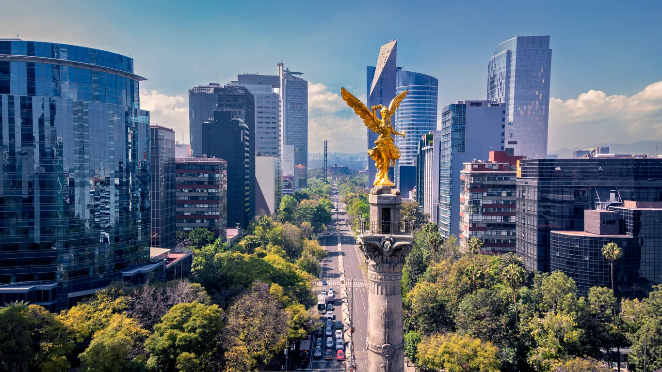 Vista del Angel de la Independencia  y edificios cercanos. Vista icónica de la Ciudad de México