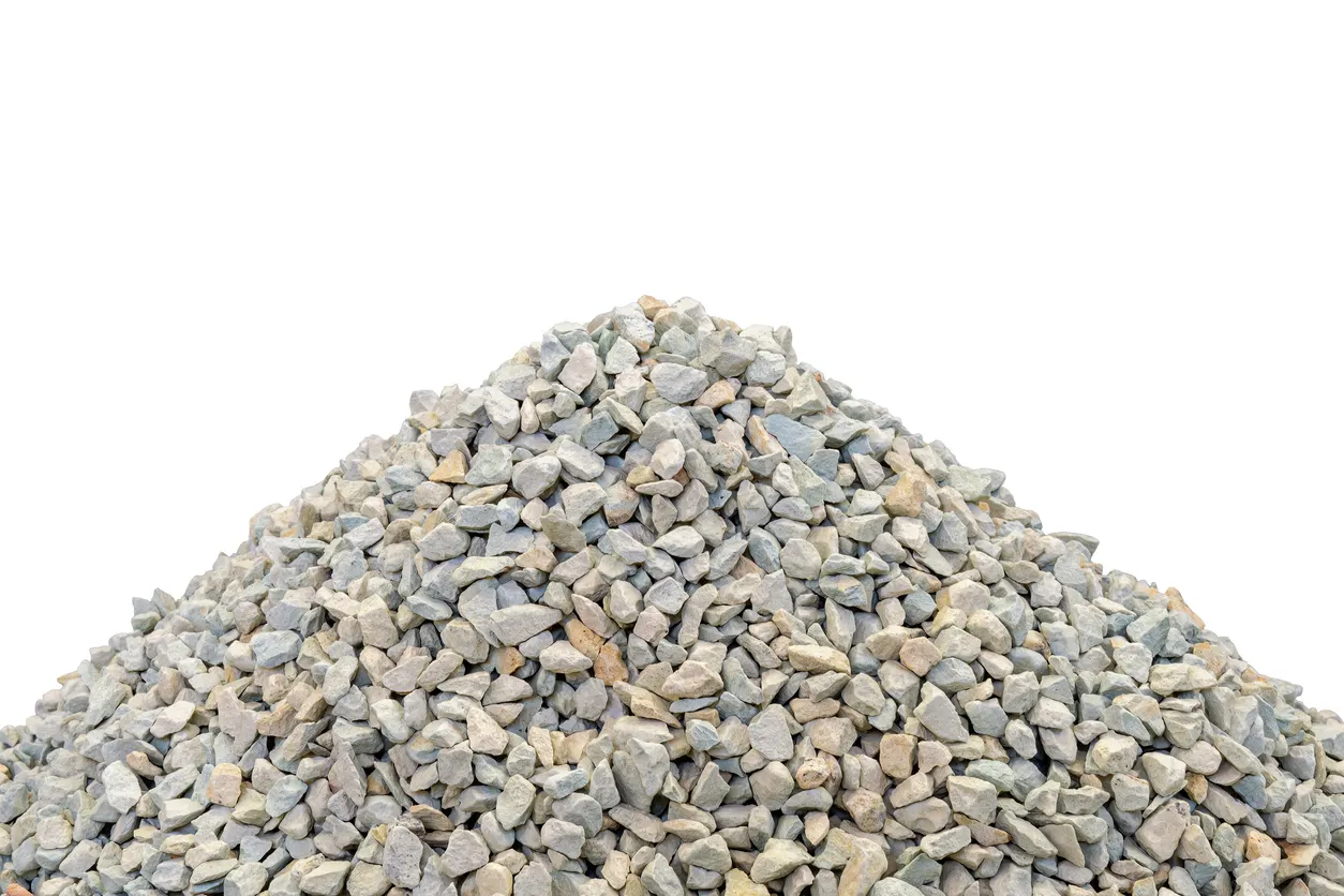 Piedras trituradas del valioso mineral zeolita. Pequeños fragmentos de guijarros se apilan en un montón cónico.