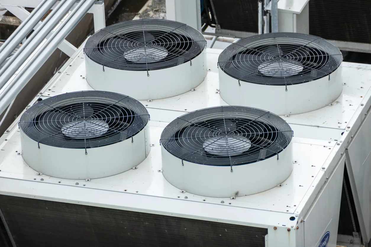 Instalación de sistemas de refrigeración en la azotea, entorno urbano, equipos industriales, vista aérea, tecnología HVAC