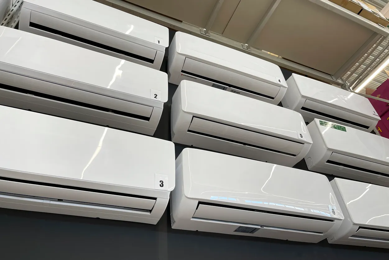 Venta de aparatos de aire acondicionado en un stand en una tienda.