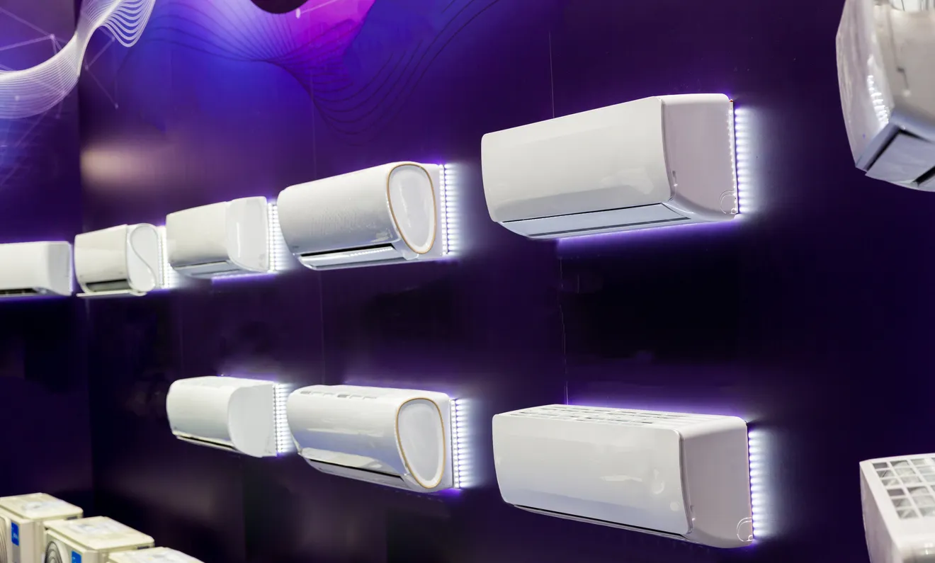 Aires acondicionados, muestra de exposición en la tienda. Sistemas de ventilación y aire acondicionado split en el stand