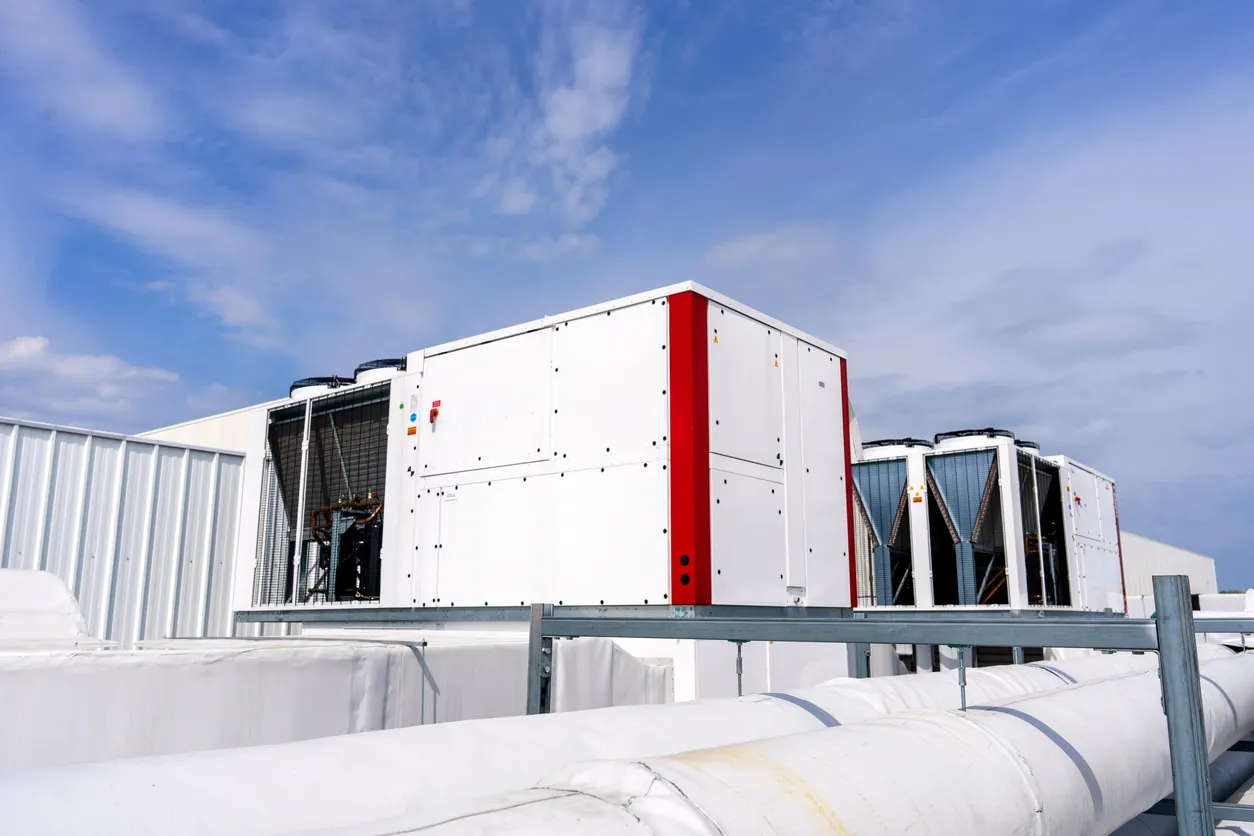 Sistema de aire acondicionado y ventilación multizona. Unidades exteriores en la azotea de una gran nave industrial