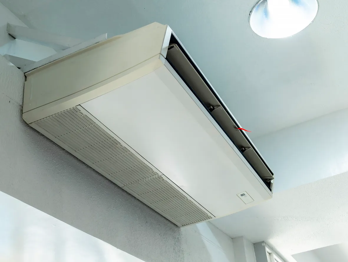 Un acondicionador de aire tipo split con inverter instalado debajo del techo