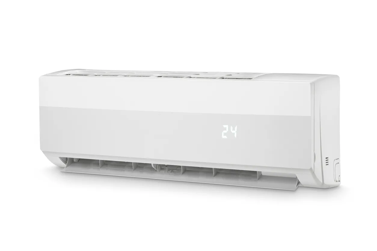 Vista de tres cuartos de un aire acondicionado moderno blanco
