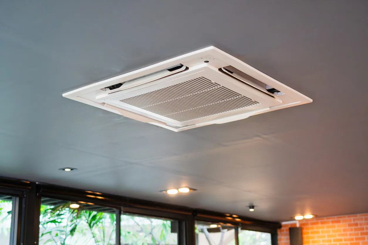 Sistema de aire acondicionado tipo cassette montado en el techo moderno en una cafetería