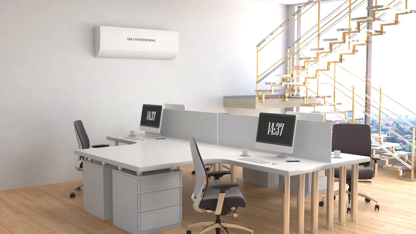 Interior de una oficina con un minisplit para espacios grandes