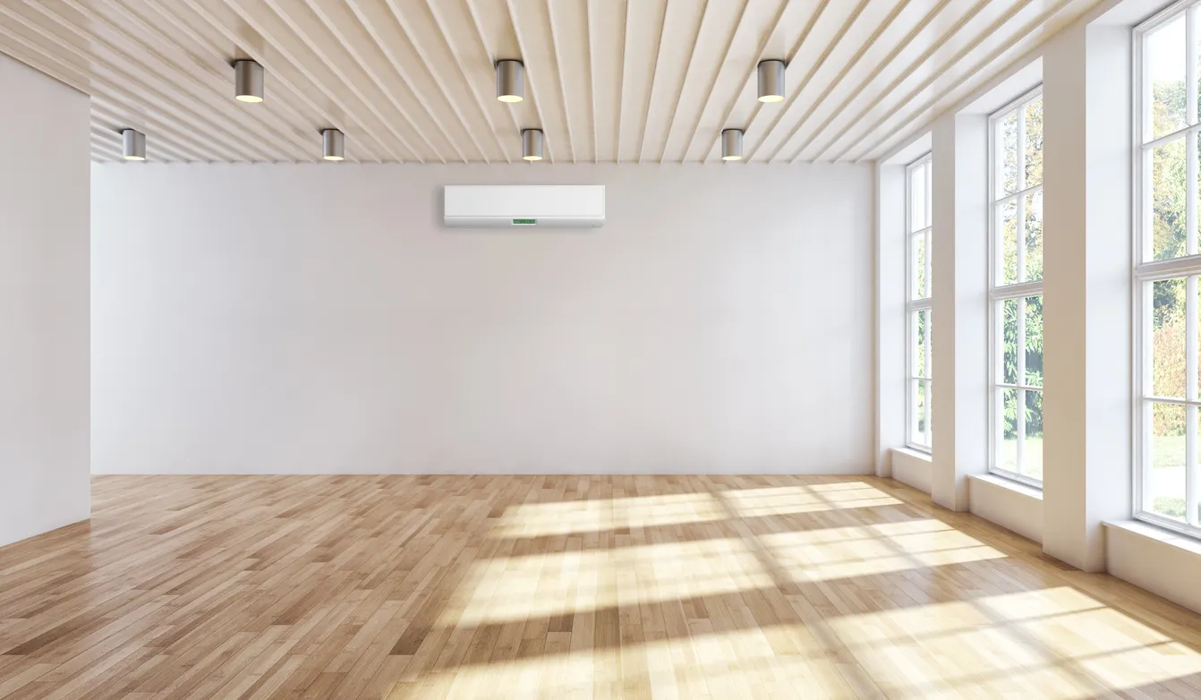 Habitación moderna y luminosa con aire acondicionado y control remoto.