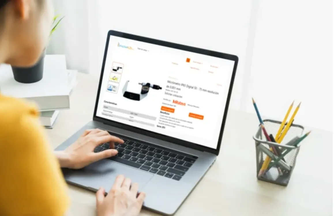 persona sentada escribiendo en su laptop que esta en una pagína de marketb2b 