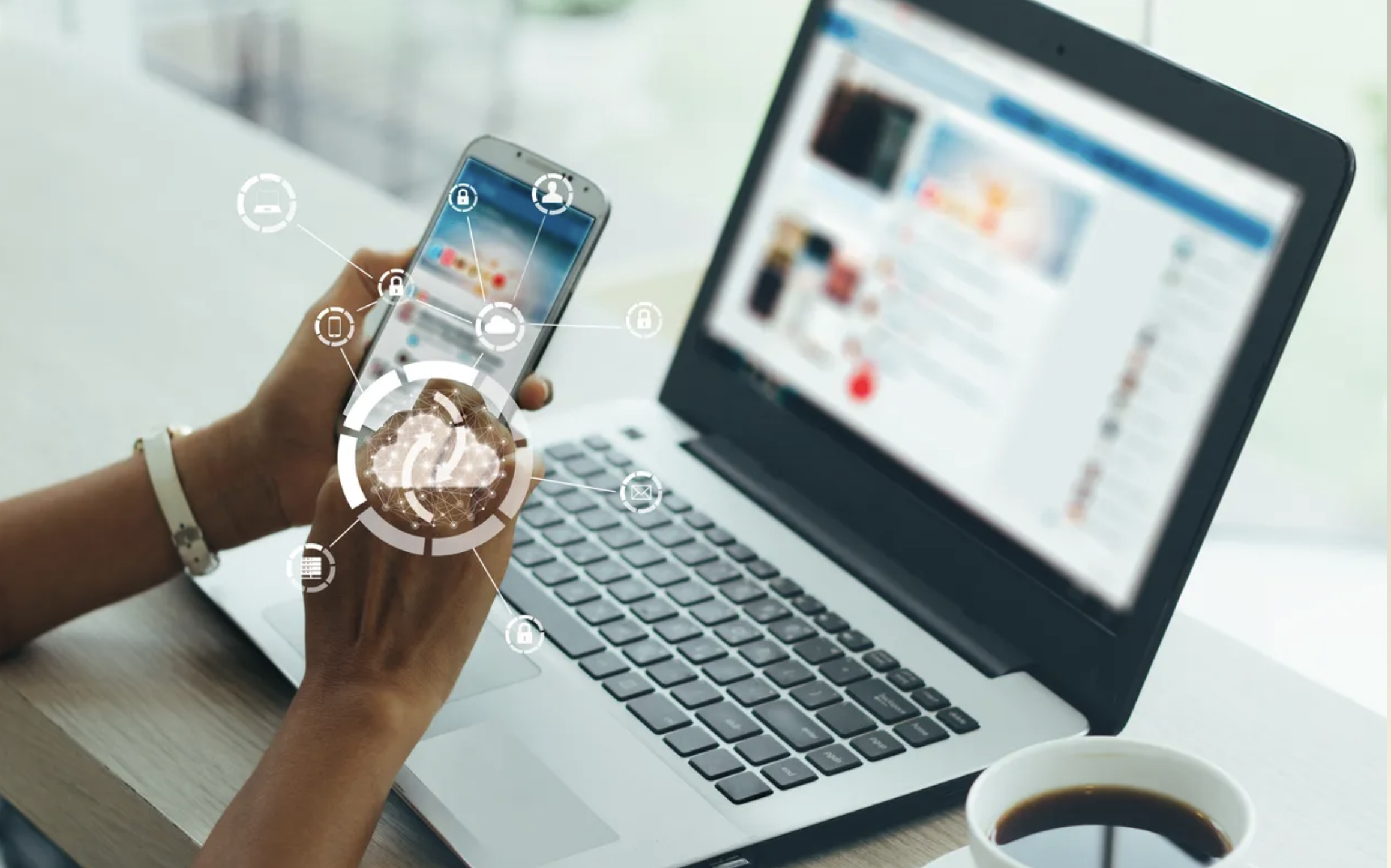 Una persona escribiendo en su celular