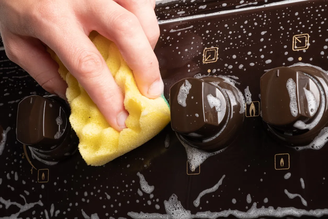 Limpieza de la cocina, limpieza de superficies en la estufa de gas, limpieza con espuma y paño, electrodomésticos de cocina