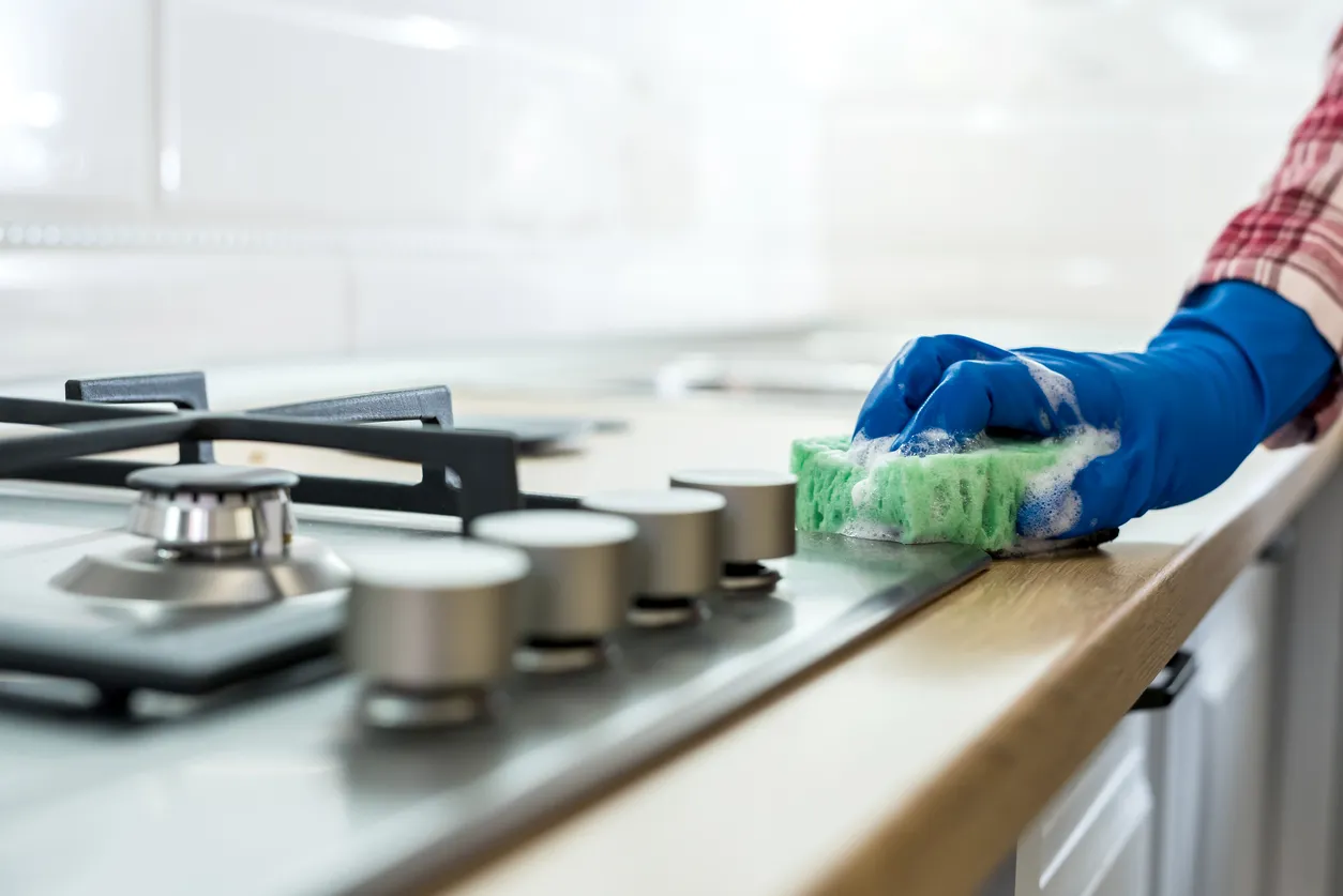Mujer limpia en la cocina. concepto de limpieza y orden