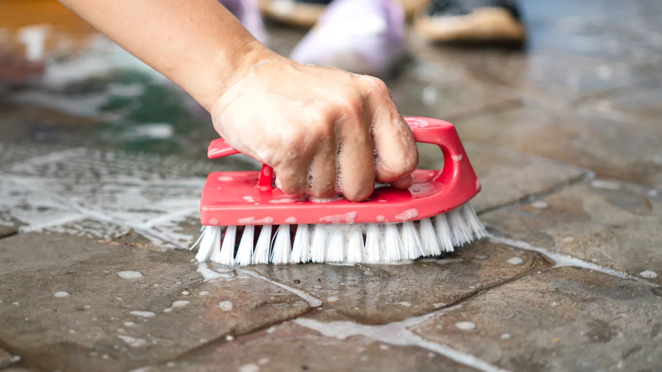 Fregado sobre suelo de granito para limpieza. El desengrasante mineral se utiliza para manchas dificiles