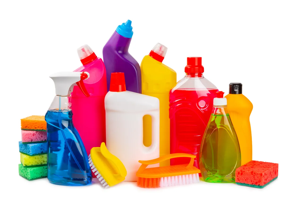 Artículos de limpieza en un cubo aislado sobre fondo blanco. Productos de limpieza para el hogar aislados