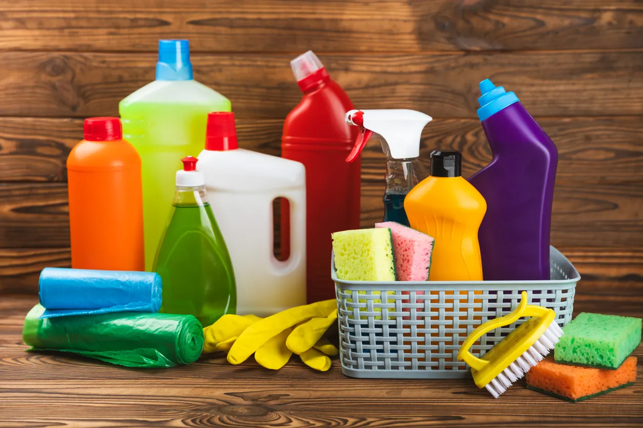 Concepto de servicio de limpieza. Producto de limpieza para el hogar sobre un fondo brillante.