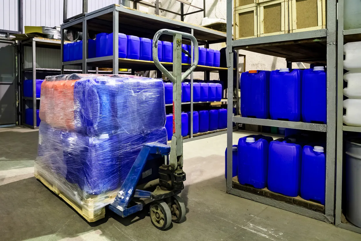 Almacén de tienda de productos de limpieza