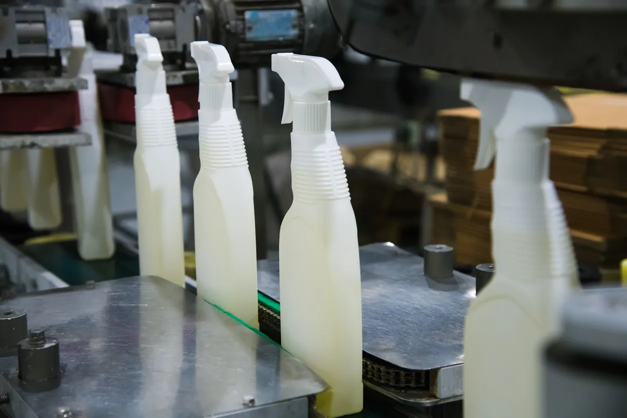 Línea de llenado de botellas de plástico, industria química.