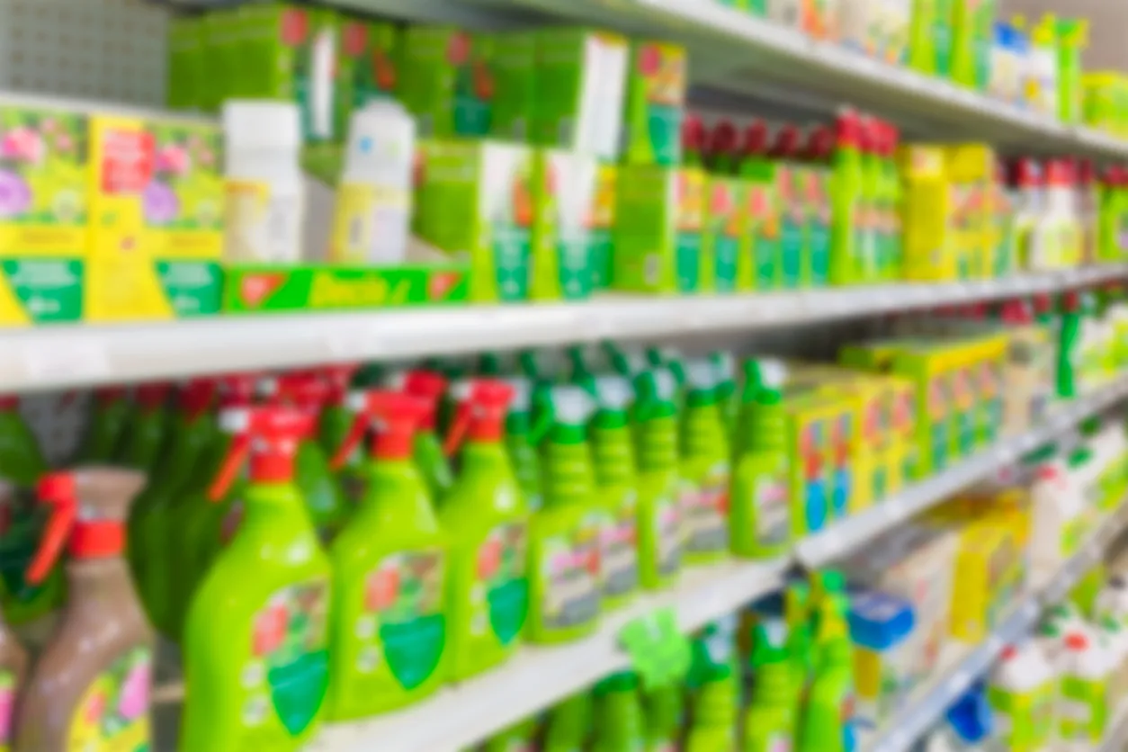 Fondo abstracto borroso del estante en el interior del supermercado de productos de limpieza