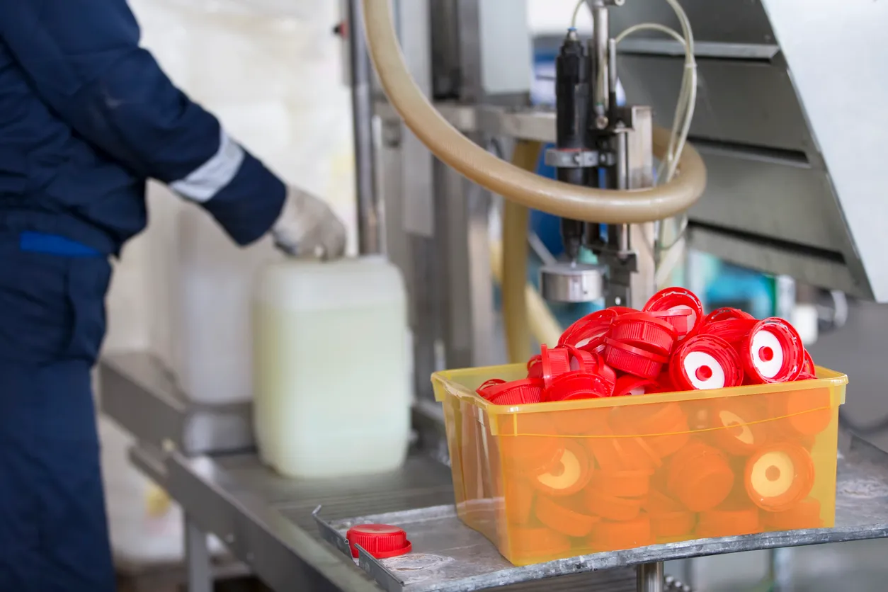  108 / 5.000 Contenedor industrial para embotellado y envasado de productos químico