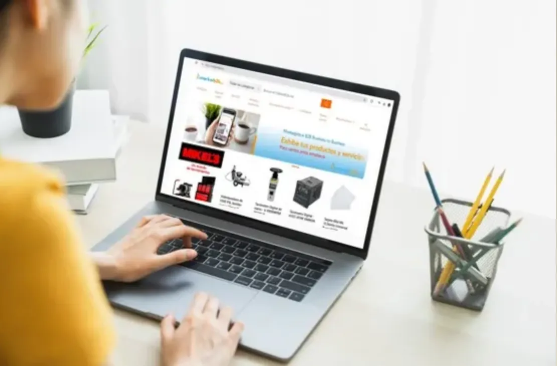 Persona indagando en el catálogo del portal Marketplace B2B mx. 