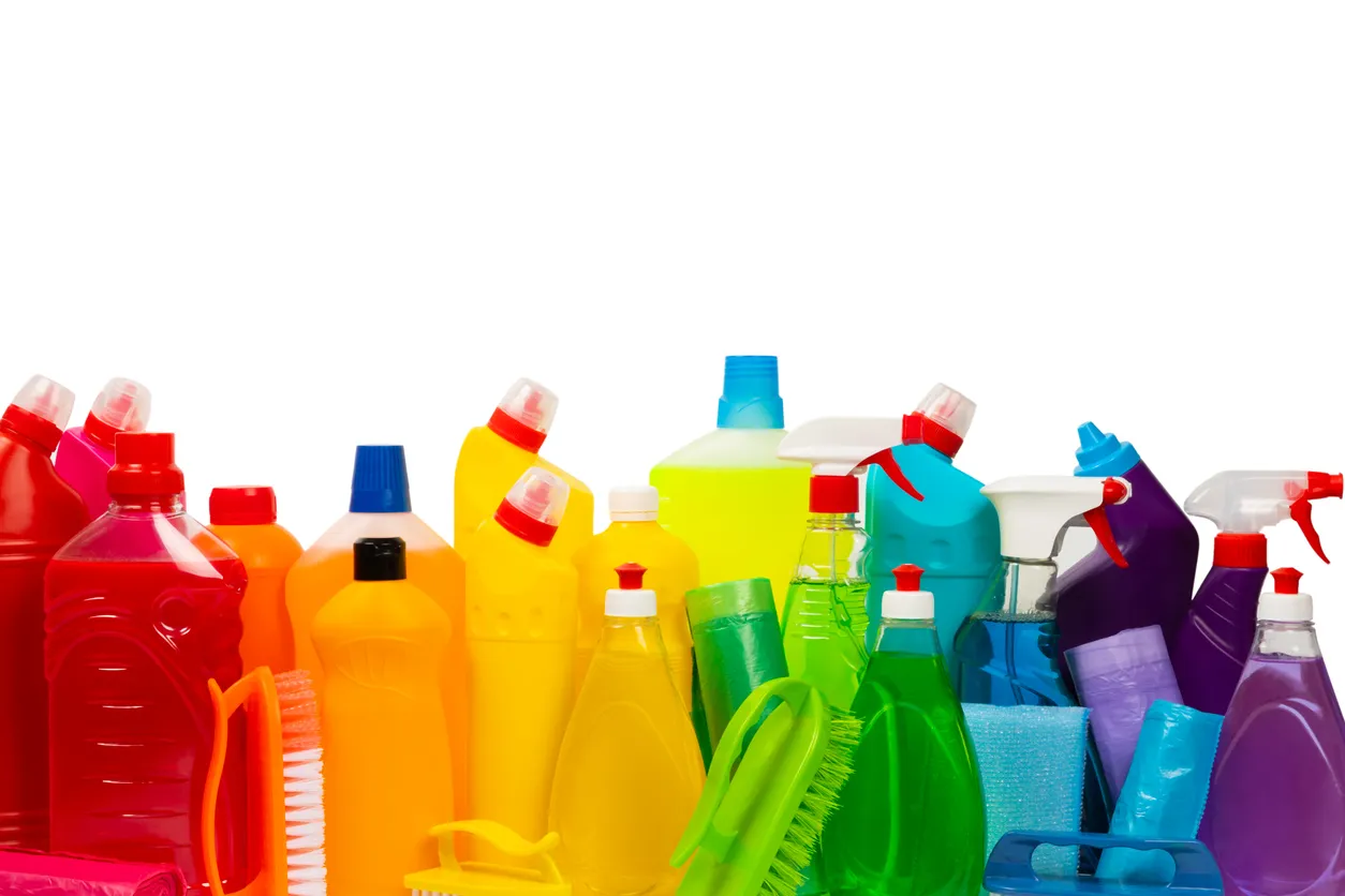 Se muetran una gran diversidad de recipientes de plástico de diversos tipos. Asi es la  diversidad para los desengrasantes