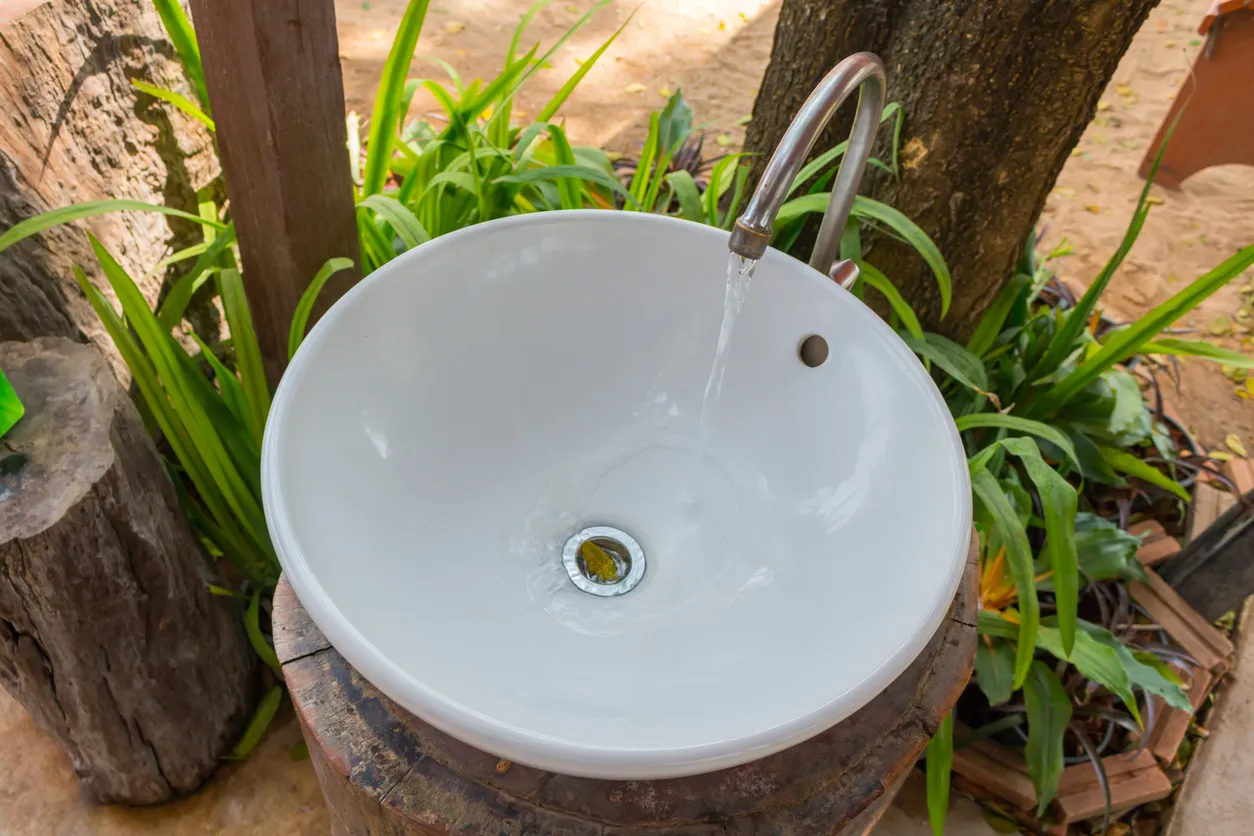 Lavamanos exterior con lavabo blanco